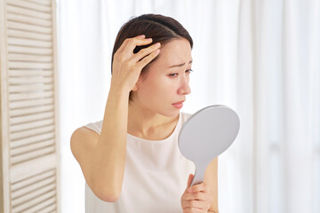 白髪ぼかしをやめたその後に後悔しないために｜沖縄県沖縄市のVIM hair 泡瀬店が提案する新しい選択肢