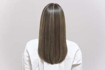 【沖縄県沖縄市】透明感カラーを叶えるアッシュデザイン｜VIM hair 泡瀬店が提案する赤みのない洗練スタイル