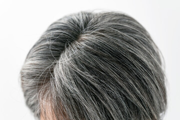 白髪ぼかしと白髪染めの違いとは?沖縄県中頭郡北谷町・VIM hair 北谷店がわかりやすく解説します |VIM hair 北谷店