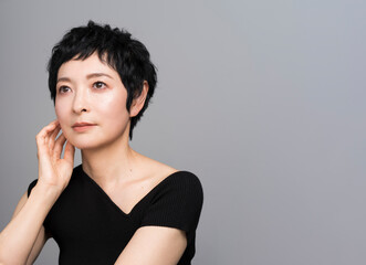 白髪ぼかしと白髪染めの違いとは?沖縄県中頭郡北谷町・VIM hair 北谷店がわかりやすく解説します