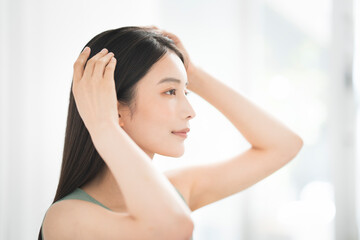 自然に馴染む“暗めカラーの白髪ぼかし”とは?|沖縄県中頭郡北谷町のVIM hair 北谷店が提案する上品ヘアデザイン