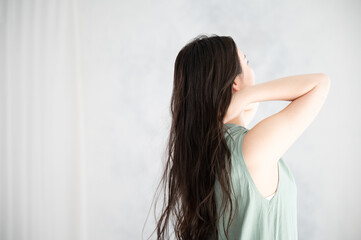 自然に馴染む“暗めカラーの白髪ぼかし”とは?|沖縄県中頭郡北谷町のVIM hair 北谷店が提案する上品ヘアデザイン |VIM hair 北谷店
