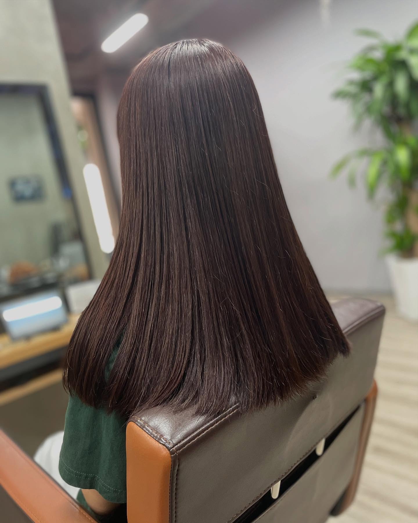 ふんわり柔らかストレートで、髪も気分も軽やかに「縮毛＝ピンピン」はもう古い！自然な仕上がりで、ストレートも今っぽく🫧VIMhair北谷店〒904-0116沖縄県中頭郡北谷町北谷1-8-8コーポサングレイス103098-975-6500担当　　AKIRA#縮毛矯正美容室#縮毛矯正 #20代髪型#30代髪型#40代髪型#顔まわり縮毛矯正#酸性ストレート#レイヤーカット#ストレート#クセ毛改善#うねり髪対策#広がる髪対策#湿気対策#艶髪#ナチュラル#沖縄美容室#那覇美容室#小禄美容室#宜野湾美容室#北谷美容室#沖縄市美容室#泡瀬美容室#うるま美容室