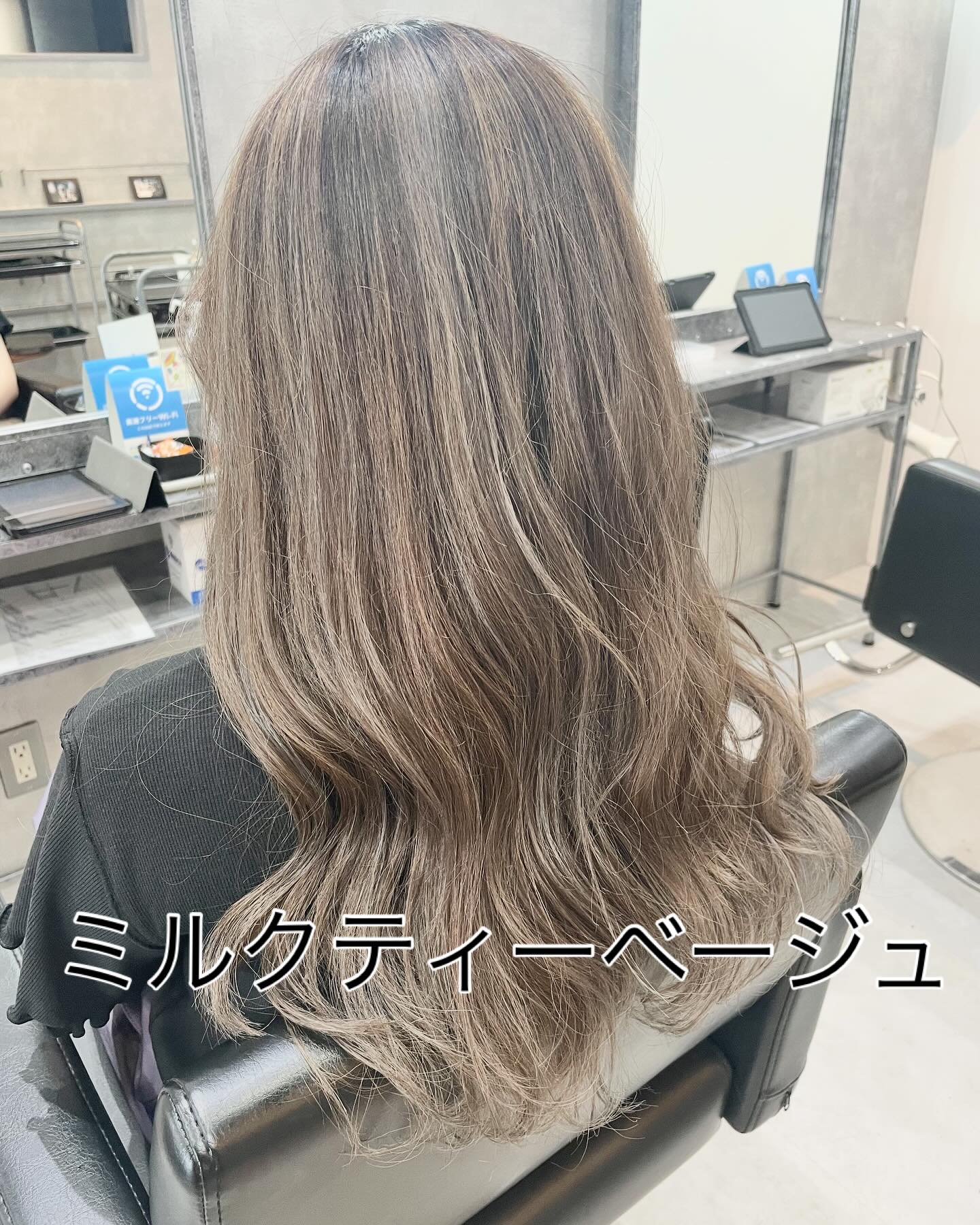 人気のミルクティーベージュに、ゆるっと巻き髪で女性らしさUP肌なじみもよく、誰にでも似合いやすい万能カラーです🧴ご予約はプロフィールのリンクからVIMhair北谷店〒904-0116沖縄県中頭郡北谷町北谷1-8-8コーポサングレイス103098-975-6500担当　　AKIRA#ブリーチ#ケアブリーチ#ハイトーンカラー#ダブルカラー#ハイライト#白髪染め#白髪ぼかし#トレンドカラー#北谷美容室#透け感カラー#透明感カラー#オフィスカラー#バレイヤージュ#シャドールーツ#ミルクティーベージュ#ベージュ#アッシュ#ホワイトカラー#ブリーチ無しダブルカラー#ブリーチ無しカラー#春カラー#夏カラー#沖縄美容室#那覇美容室#小禄美容室#宜野湾美容室#北谷美容室#沖縄市美容室#泡瀬美容室#うるま美容室