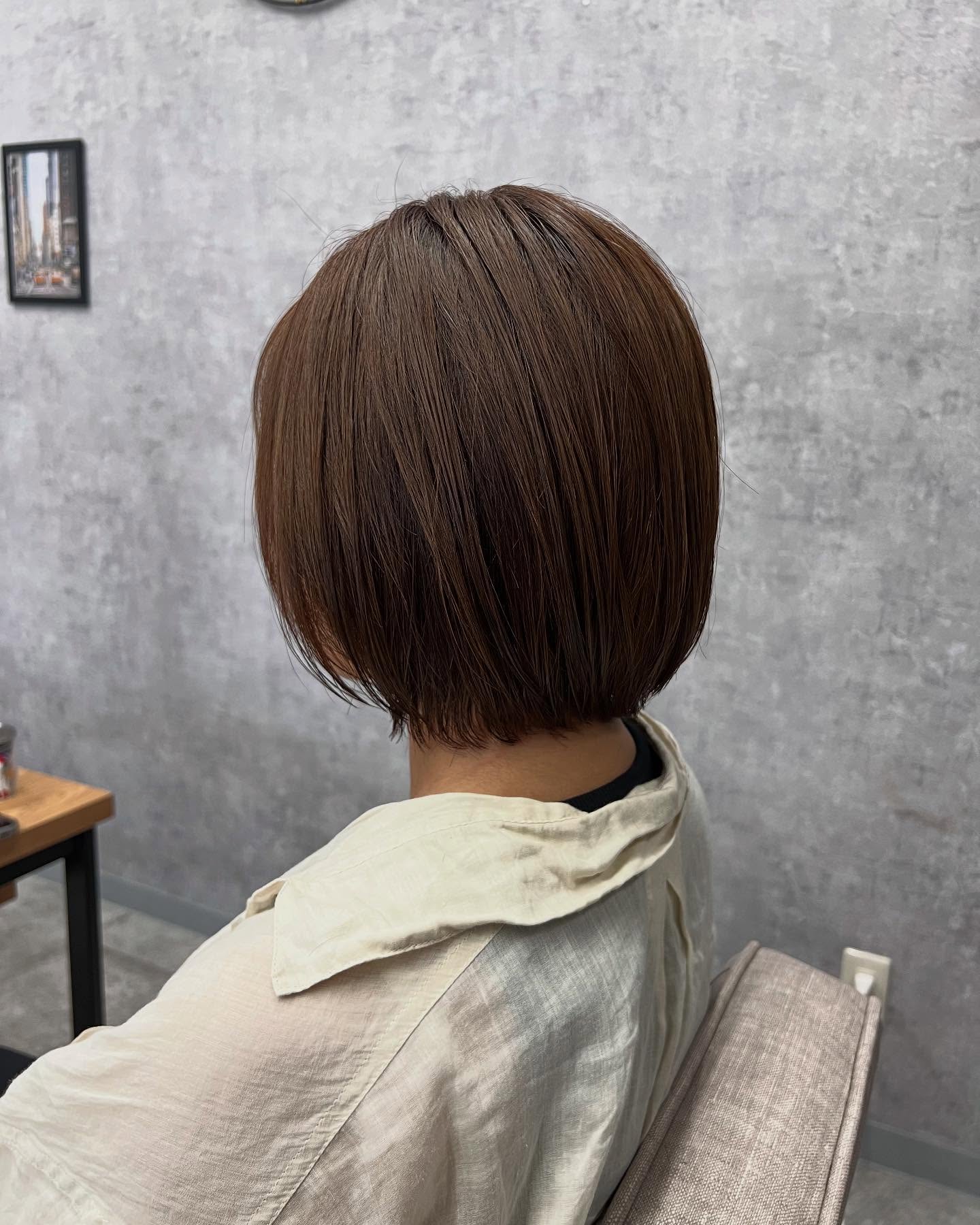 【VIMhair北谷店】ショートボブVIMhair 北谷店〒904-0116沖縄県中頭郡北谷町北谷1-8-8コーポサングレイス103098-975-6500担当　HIRO#北谷美容室 #透け感カラー #透明感カラー #20代 #30代 #40代 #20代髪型 #30代髪型 #40代髪型 #イヤリングカラー #インナーカラー #アンブレラカラー #バレイヤージュ #シャドールーツ #ミルクティーベージュ #ベージュ #アッシュ #ホワイトカラー #ブリーチ無しダブルカラー #ブリーチ無しカラー #カラー #沖縄美容室 #那覇美容室 #小禄美容室 #宜野湾美容室 #北谷美容室 #沖縄市美容室 #泡瀬美容室 #うるま美容室