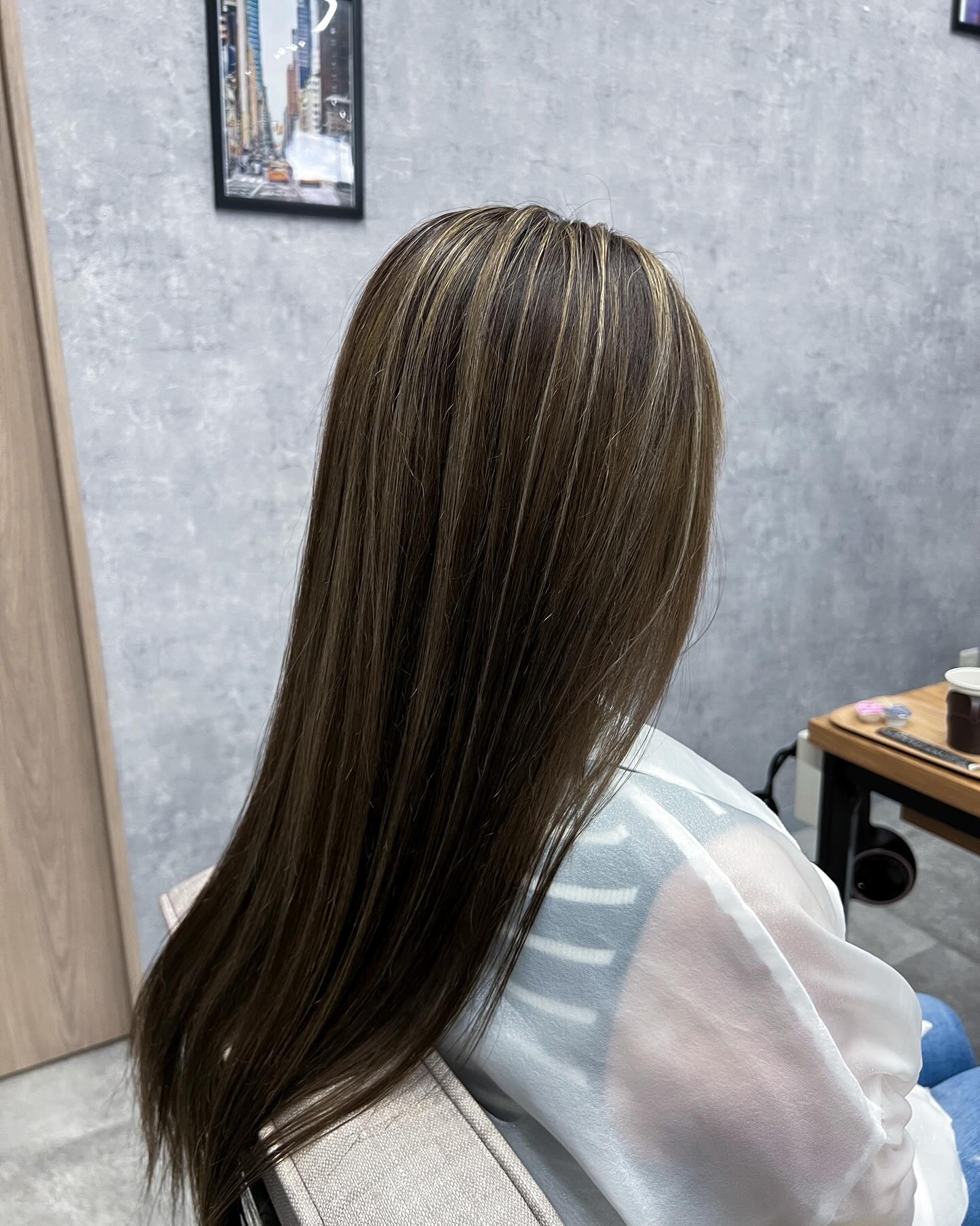 【VIMhair北谷店】ハイライトVIMhair 北谷店〒904-0116沖縄県中頭郡北谷町北谷1-8-8コーポサングレイス103098-975-6500担当　HIRO#ブリーチ #ケアブリーチ #ハイトーンカラー #ダブルカラー #ハイライト #トレンドカラー #北谷美容室 #透け感カラー #透明感カラー #イヤリングカラー #インナーカラー #アンブレラカラー #バレイヤージュ #シャドールーツ #ミルクティーベージュ #ベージュ #アッシュ #ホワイトカラー #ブリーチ無しダブルカラー #沖縄美容室 #那覇美容室 #小禄美容室 #宜野湾美容室 #北谷美容室 #沖縄市美容室 #泡瀬美容室 #うるま美容室