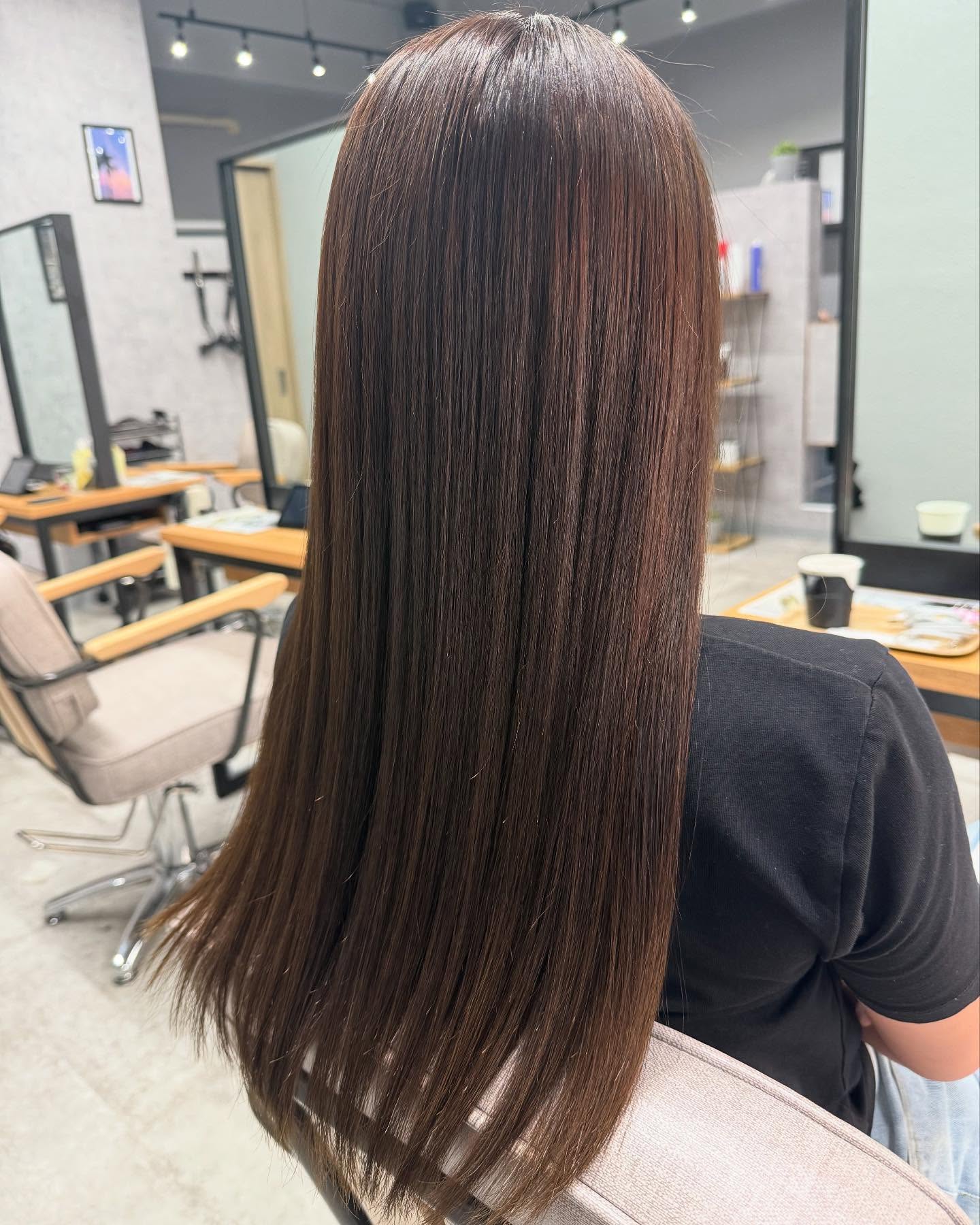 クセ毛さん必見自然なストレートで、朝のスタイリングがぐっと楽に！ダメージを抑えた最新の縮毛矯正で、憧れのツヤ髪にVIMhair北谷店〒904-0116沖縄県中頭郡北谷町北谷1-8-8コーポサングレイス103098-975-6500担当　　AKIRA#縮毛矯正美容室#縮毛矯正 #髪質改善#20代#30代#40代20代髪型#30代髪型#40代髪型#顔まわりレイヤー#顔まわり縮毛矯正#似合わせカット#レイヤーカット#前髪縮毛矯正#ストレート#垢抜けヘア#クセ毛改善#うねり髪対策#広がる髪対策#湿気対策#艶髪#ナチュラル#沖縄美容室#宜野湾美容室#北谷美容室