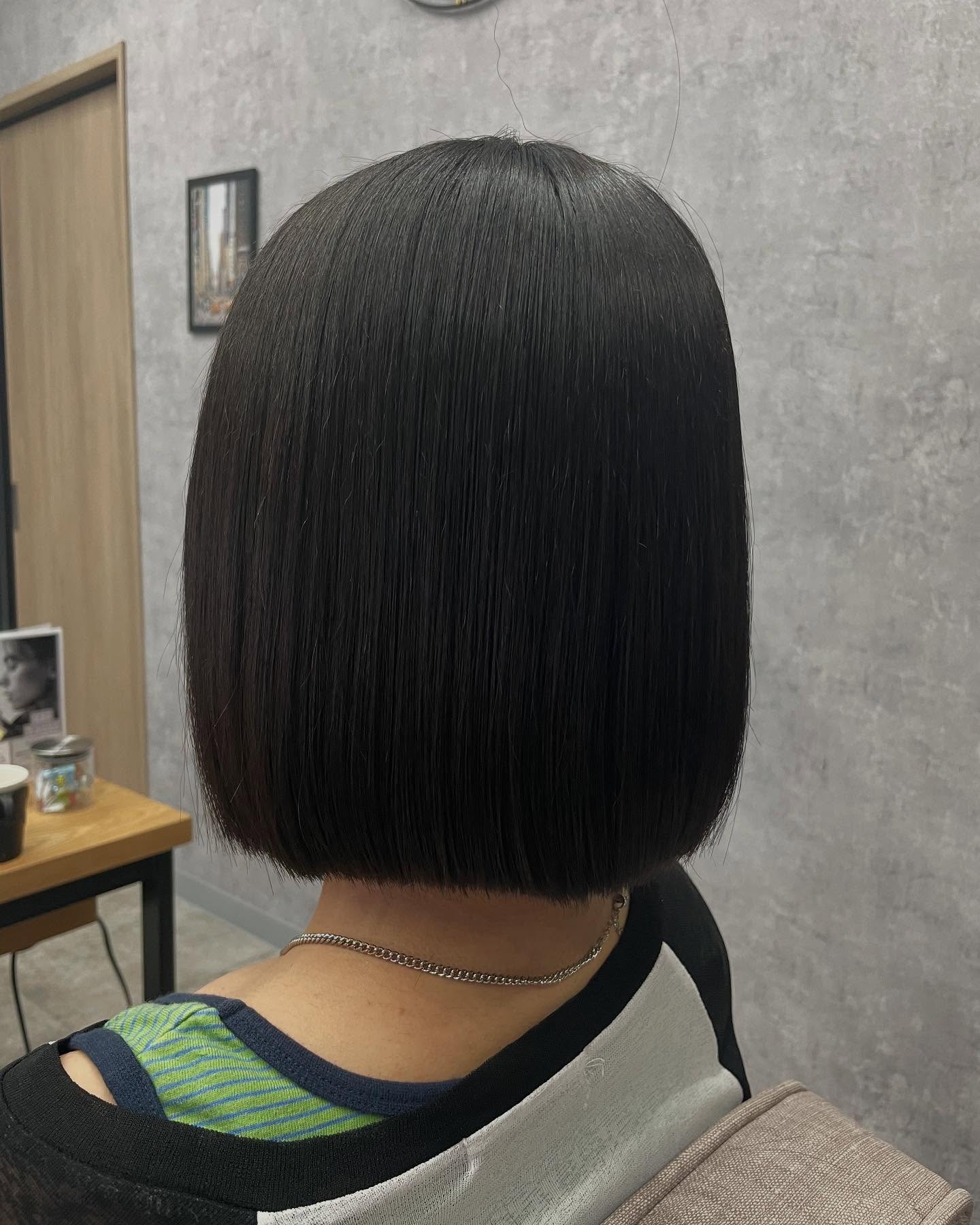 ボブの縮毛矯正扱いやすい自然なストレートでお手入れ楽チン‍♀️艶々サラサラ手触り気持ちいい縮毛矯正お任せくださいご予約はプロフィールリンクからお待ちしております♡スタイリストAKIVIMhair北谷店〒904-0116沖縄県中頭郡北谷町北谷1-8-8コーポサングレイス103098-975-6500#縮毛矯正美容室#縮毛矯正 #髪質改善 #美髪矯正#酸性ストレート#前髪縮毛矯正#ストレート#うねり髪対策#広がる髪対策#湿気対策#艶髪#ナチュラル#髪質改善ストレート#沖縄美容室#那覇美容室#小禄美容室#宜野湾美容室#北谷美容室#沖縄市美容室#泡瀬美容室#うるま美容室