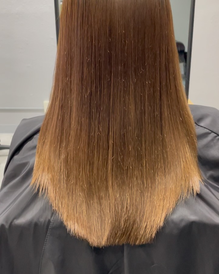 ブリーチ毛でもかけられる縮毛矯正酸性ストレート‍♀️パサつきやうねりが気になるブリーチしているダメージしているそんな方でも酸性ストレートならかけれます他店で断られた方も、ぜひ一度ご相談ください※カラーは別日推奨。1週間後くらいからOKです‍♀️ご予約はプロフィールリンクからお待ちしております♡スタイリストAKIVIMhair北谷店〒904-0116沖縄県中頭郡北谷町北谷1-8-8コーポサングレイス103098-975-6500#縮毛矯正美容室#縮毛矯正 #髪質改善 #美髪矯正#酸性ストレート#前髪縮毛矯正#ストレート#うねり髪対策#広がる髪対策#湿気対策#艶髪#ナチュラル#髪質改善ストレート#沖縄美容室#那覇美容室#小禄美容室#宜野湾美容室#北谷美容室#沖縄市美容室#泡瀬美容室#うるま美容室