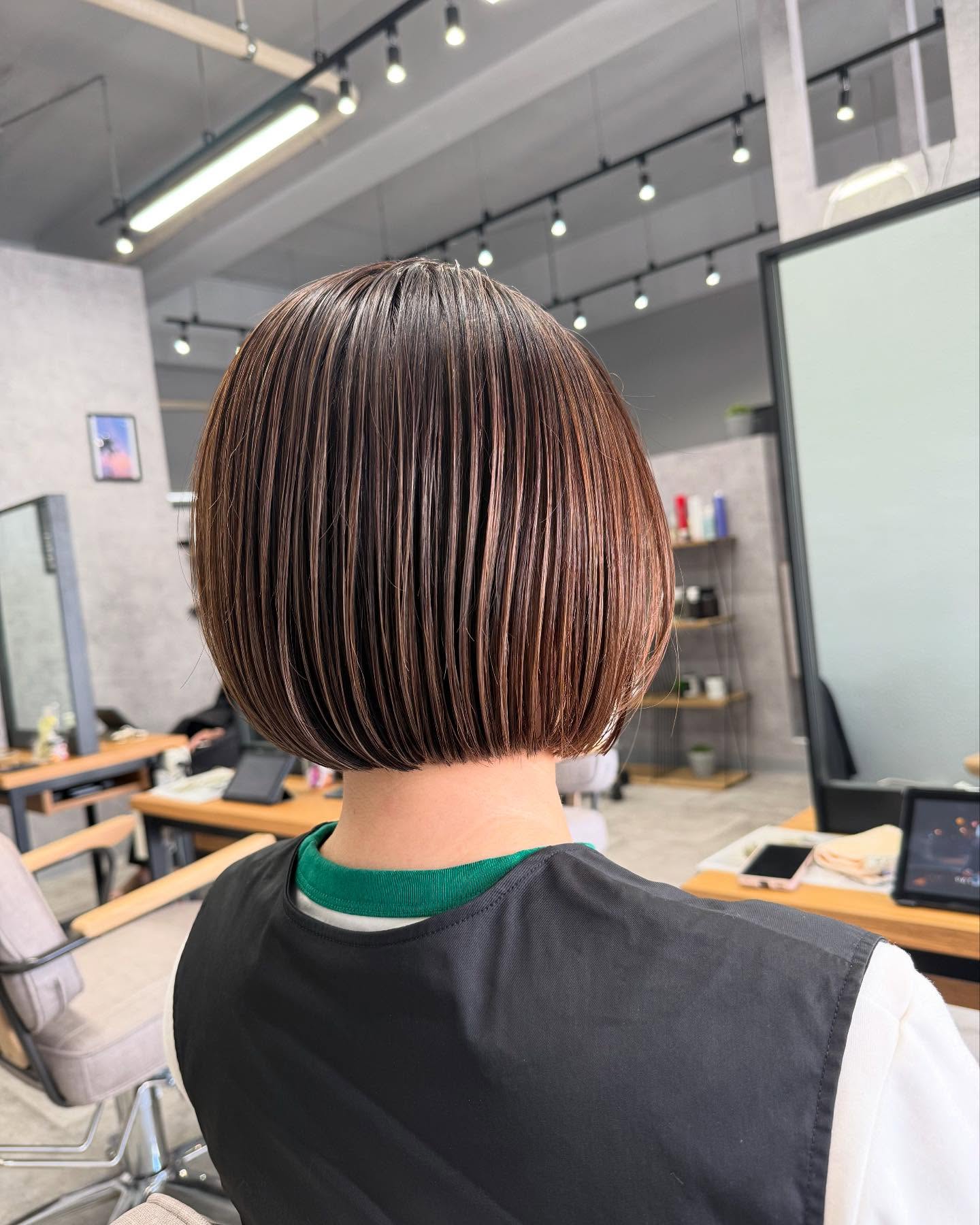 ️ミニボブ、人気です♡あごラインですっきり見え＆小顔効果◎首元がきれいに見えるから、夏にもぴったり乾かすだけでキマるから、朝のセットもラクちん！ちょっとイメチェンしたい方におすすめですVIMhair北谷店〒904-0116沖縄県中頭郡北谷町北谷1-8-8コーポサングレイス103098-975-6500担当　　AKIRA#ブリーチ#ケアブリーチ#ハイトーンカラー#ダブルカラー#ハイライト#白髪染め#白髪ぼかし#トレンドカラー#北谷美容室#透け感カラー#透明感カラー#オフィスカラー#20代#30代#40代#20代髪型#30代髪型#40代髪型#イヤリングカラー#インナーカラー#ベージュ#アッシュ#ブリーチ無しダブルカラー#ブリーチ無しカラー#夏カラー#カラー#沖縄美容室#北谷美容室