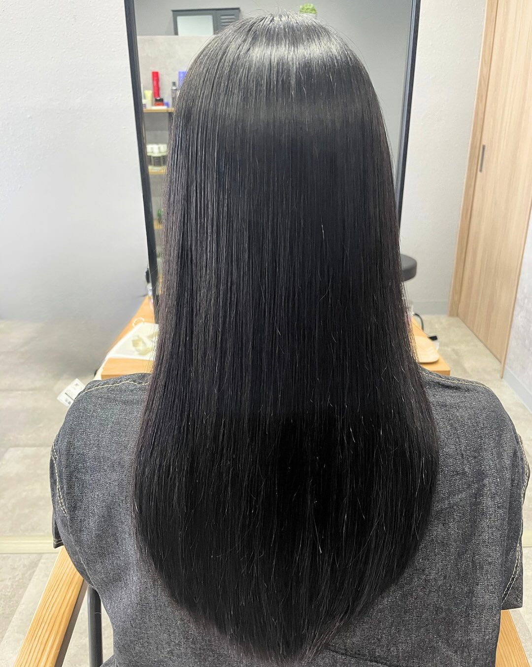 ＊30代からの髪質に寄り添う【美髪矯正】髪のうねり、ダメージ、乾燥に悩む大人女性へ。自然でやわらかいストレートで、“手ぐしでまとまるツヤ髪”に整えます‍♀️はじめての方も安心してお任せくださいね♪ご予約はプロフィールリンクから、お待ちしております♡スタイリストAKIVIMhair北谷店〒904-0116沖縄県中頭郡北谷町北谷1-8-8コーポサングレイス103098-975-6500#縮毛矯正美容室#縮毛矯正 #髪質改善#顔まわりレイヤー#顔まわり縮毛矯正#酸性ストレート#似合わせカット#レイヤーカット#前髪縮毛矯正#ストレート#垢抜けヘア#クセ毛改善#うねり髪対策#広がる髪対策#湿気対策#艶髪#ナチュラル#髪質改善ストレート#沖縄美容室#那覇美容室#小禄美容室#宜野湾美容室#北谷美容室#沖縄市美容室#泡瀬美容室#うるま美容室