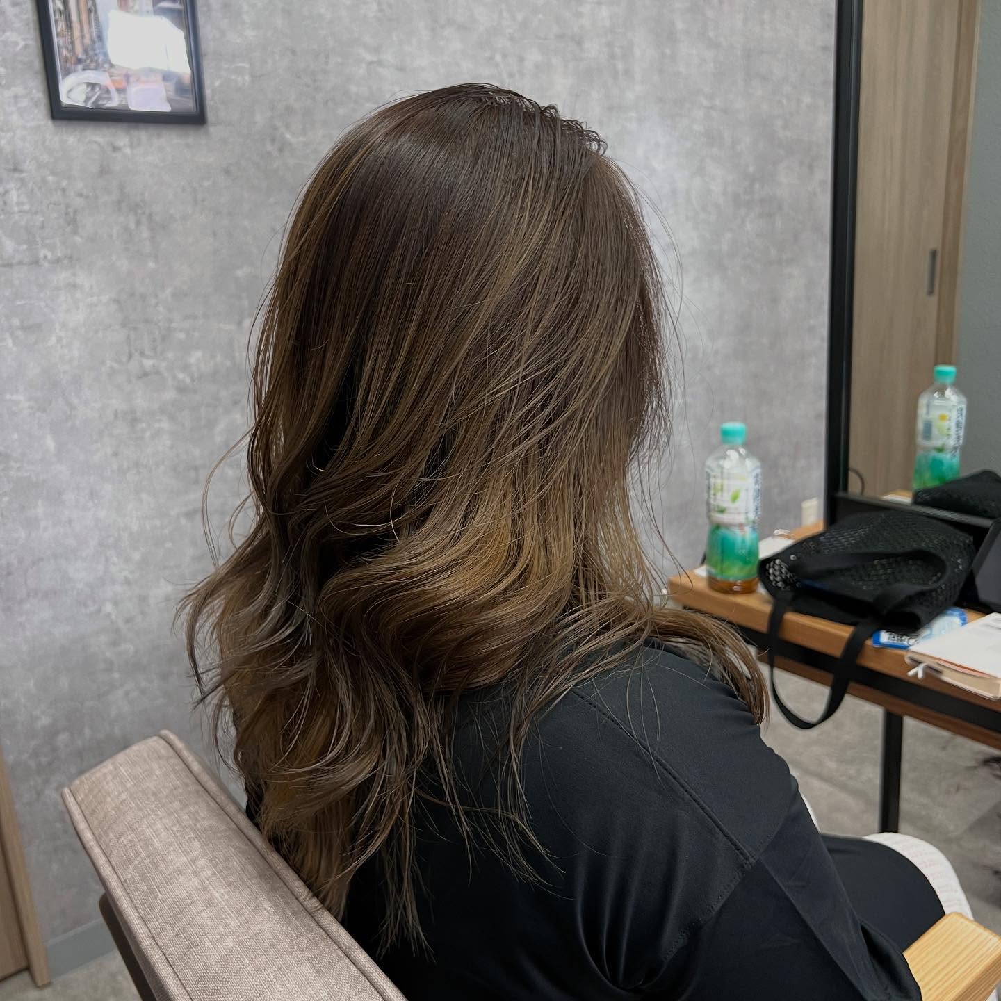 グラデーションカラーVIMhair 北谷店〒904-0116沖縄県中頭郡北谷町北谷1-8-8コーポサングレイス103098-975-6500担当　HIRO#ブリーチ#ケアブリーチ#ハイトーンカラー#ダブルカラー#ハイライト#トレンドカラー#北谷美容室#透け感カラー#透明感カラー#オフィスカラー#イヤリングカラー#インナーカラー#アンブレラカラー#バレイヤージュ#シャドールーツ#ミルクティーベージュ#ベージュ#アッシュ#ホワイトカラー#ブリーチ無しダブルカラー#ブリーチ無しカラー#沖縄美容室#那覇美容室#小禄美容室#宜野湾美容室#北谷美容室#沖縄市美容室#泡瀬美容室#うるま美容室