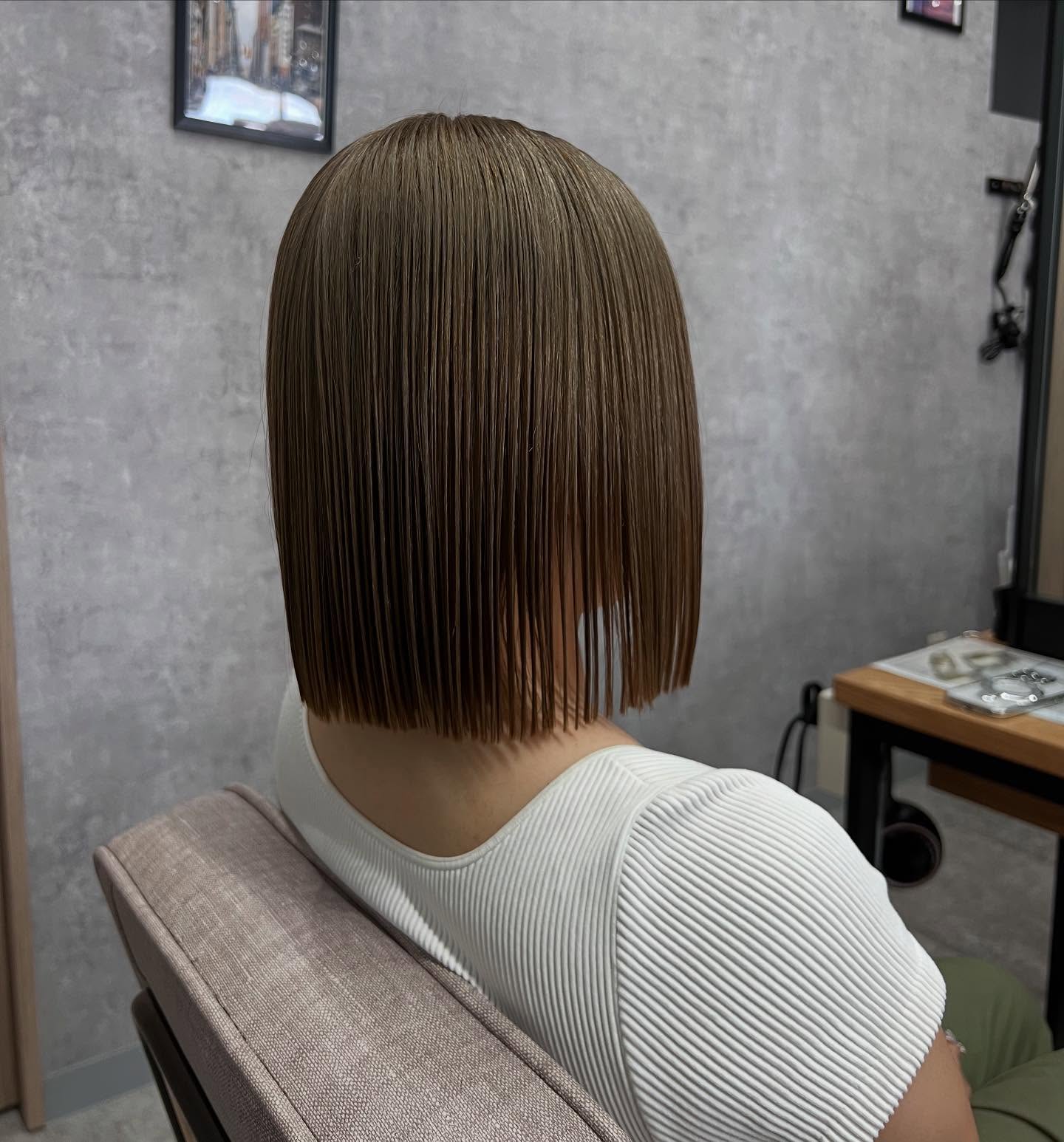【VIMhair北谷店】 切りっぱなしボブVIMhair 北谷店〒904-0116沖縄県中頭郡北谷町北谷1-8-8コーポサングレイス103098-975-6500担当　HIRO#ブリーチ#ケアブリーチ#ハイトーンカラー#ダブルカラー#ハイライト#トレンドカラー#北谷美容室#透け感カラー#透明感カラー #イヤリングカラー#インナーカラー#アンブレラカラー#バレイヤージュ#シャドールーツ#ミルクティーベージュ#ベージュ#アッシュ#沖縄美容室#那覇美容室#小禄美容室#宜野湾美容室#北谷美容室#沖縄市美容室#泡瀬美容室#うるま美容室