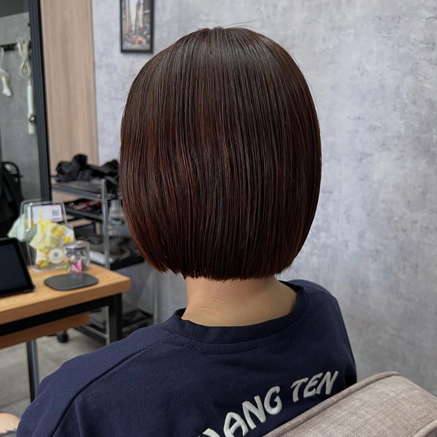 ミニボブ毛先に重さを残したボブスタイルボブ、ショートヘアにしてみたい方是非一度お任せください！！VIMhair 北谷店〒904-0116沖縄県中頭郡北谷町北谷1-8-8コーポサングレイス103098-975-6500担当　HIRO#縮毛矯正美容室#縮毛矯正 #髪質改善#顔まわりレイヤー#顔まわり縮毛矯正#酸性ストレート#似合わせカット#小顔ヘア#ショートボブ#切りっぱなしボブ#レイヤーカット#前髪縮毛矯正#ストレート#垢抜けヘア #艶髪#ナチュラル#髪質改善ストレート#沖縄美容室#那覇美容室#小禄美容室#宜野湾美容室#北谷美容室#沖縄市美容室#泡瀬美容室#うるま美容室