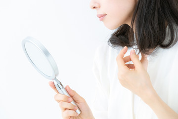 【沖縄県宜野湾市】白髪ぼかし×ハイライト×アッシュグレーで魅せる、大人のおしゃれは「VIM hair 宜野湾店」で |VIM hair 宜野湾店