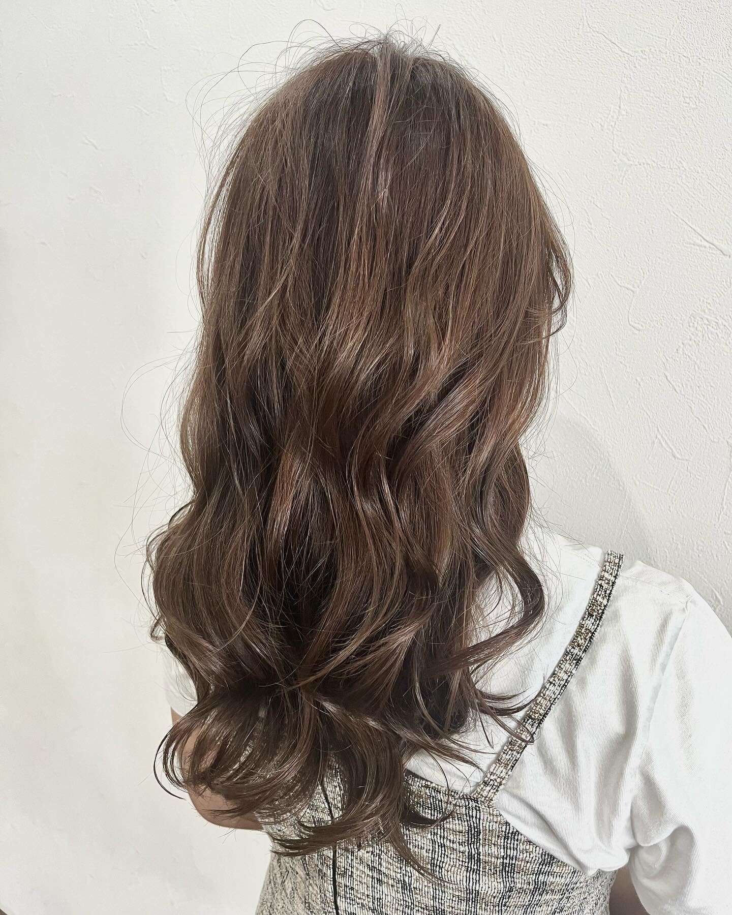 こんにちは♪VIM hairです今回はオススメメニューの紹介です普段軽めに巻いたりヘアアレンジしたりするお客様にオススメのメニューです^_^写真のスタイルは全体的に細めのハイライトを施しており巻いたりするとより奥行きがでて立体感がでるようにカラーリングしてます秋感が伝わるアッシュブラウンとの相性もバッチリです♪ぜひチャレンジしてみてください^_^VIM hairおもろまち那覇市おもろまち4-7-18リケンオキナワビル3階#VIM hair#おもろまち#ハイライトカラー#バレイヤージュ#那覇美容室