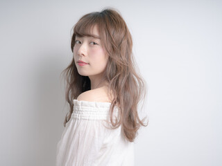 透明感カラー×ミルクティーカラーで垢抜け髪へ｜沖縄県那覇市のVIM hair おもろまち店で叶える理想の柔らかヘアカラー |VIM hair おもろまち店