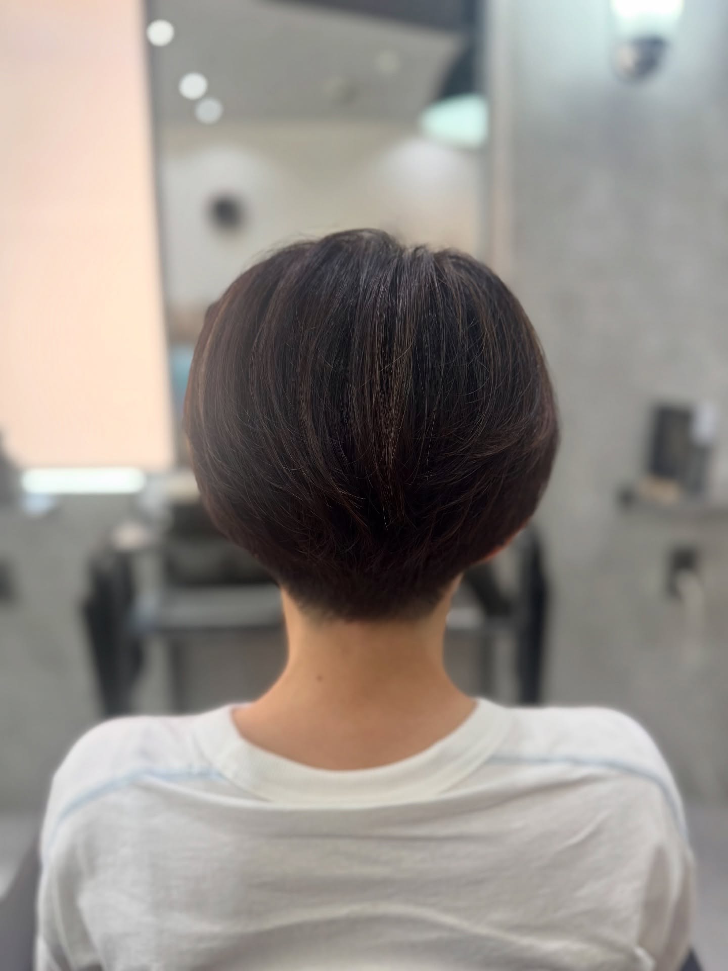 ️【白髪ぼかし × 美シルエット刈り上げショート】「伸びても気にならない」「大人のための自然な立体感」⁡白髪を隠すのではなく、活かす。ハイライトを活用した白髪ぼかしで、透明感と動きのあるスタイルに仕上げました⁡刈り上げは女性らしさを失わないよう、柔らかく丸みのあるフォルムにこだわってます。後頭部のシルエットも綺麗に見せることで、首元までスッキリ爽やか。⁡️ こんな方におすすめ・白髪を隠すより、おしゃれに見せたい・伸びても気にならないカラーがいい・首元すっきり、でも女性らしさも残したい⁡メンテナンス目安：カット＆カラーは約1.5〜2ヶ月――――――――――――VIMhair那覇市おもろまち4-7-18 リケンオキナワビル3F098-868-7218スタイリスト　SA-YAインスタグラム　@vimhairおもろまち店那覇市美容室/那覇美容室/おもろまち美容室/新都心美容室/沖縄美容室/沖縄/美容室/那覇美容師/美容師/ブリーチ/インナーカラー/ハイライト/バレイヤージュ/グラデーション/シャドールーツ/縮毛矯正/ストレート／酸性ストレート/髪質改善/トリートメント/パーマ/ショートカット/韓国風/カラー/ヘアスタイル/白髪染め/白髪ぼかし