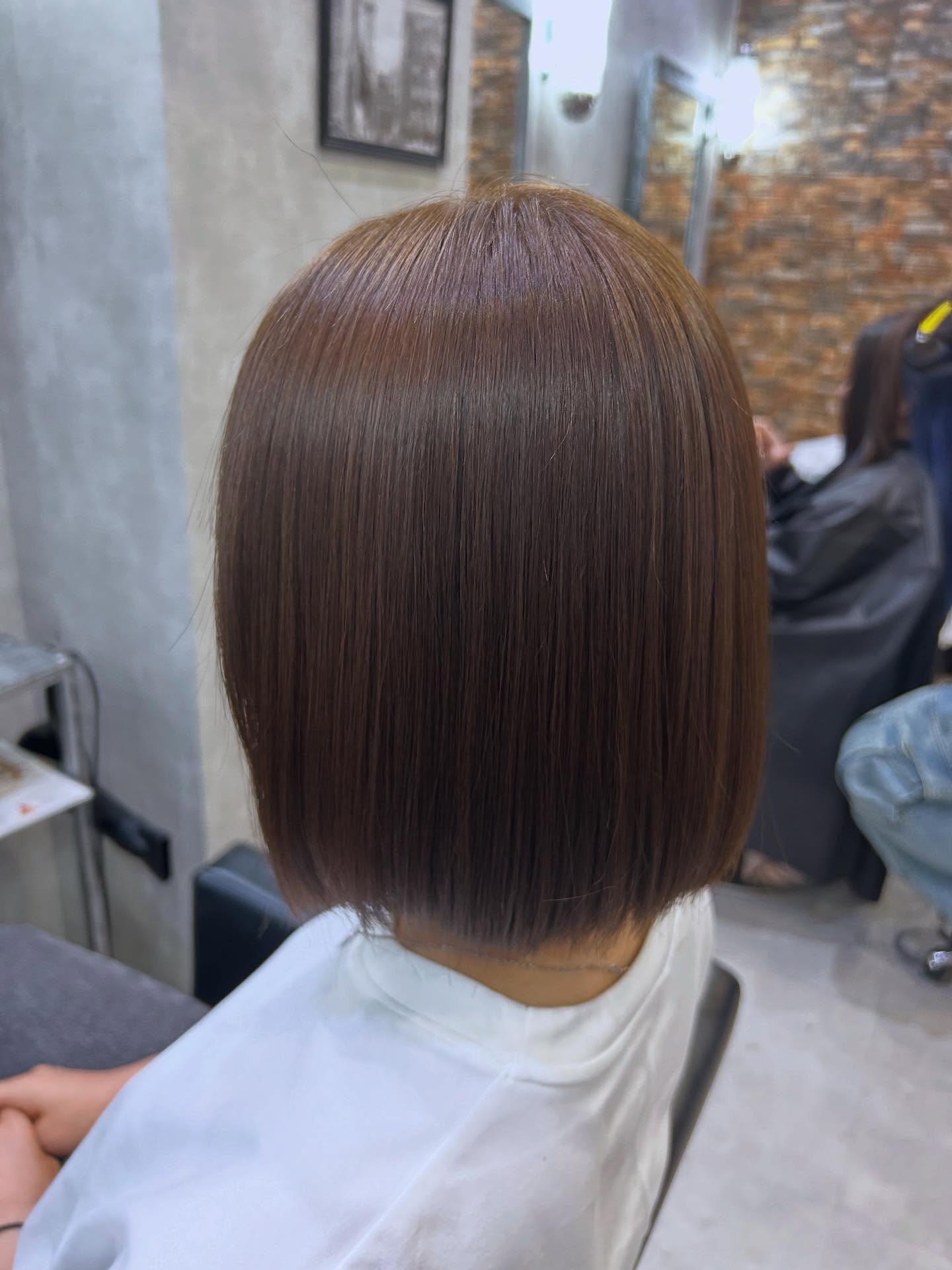 ブリーチ無しWカラーヘーゼルベージュ🧚‍♀️ヘーゼルベージュとは、ヘーゼルナッツの色を思わせる、まろやかで柔らかいベージュ系の髪色です♪緑みと黄みが絶妙に混ざったくすみカラーと透明感を兼ね備え、肌なじみが良いのが特徴です赤みや黄みを抑えることで、日本人にも似合いやすく、ブリーチなしでも明るく透明感のある仕上がりが可能です！ブリーチ無しで透明感のあるカラーがしたい方、ぜひご相談下さい^ ^vim hair おもろまち店098-868-7218那覇市おもろまち4-7-18 リケンオキナワビル3階担当　SHIORI#ブリーチ無しWカラー#ケアブリーチ#ハイトーンカラー#ダブルカラー#ハイライト#白髪染め#白髪ぼかし#透け感カラー#透明感カラー#オフィスカラー#イヤリングカラー#インナーカラー#アンブレラカラー#バレイヤージュ#シャドールーツ#ミルクティーベージュ#ベージュ#アッシュ#ホワイトカラー#沖縄美容室#那覇美容室#小禄美容室#宜野湾美容室#北谷美容室#沖縄市美容室#泡瀬美容室#うるま美容室