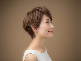 【沖縄県那覇市】白髪ぼかしにピンクブラウンという選択を。大人女性の魅力を引き出す「VIM hair 小禄金城店」のご提案 |VIM hair 小禄金城店