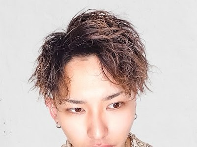 こんにちはVIM hair小禄店です♪今回はメンズパーマの紹介です新しい魅力を引き出す、ツイストスパイラルパーマ。独自の手法で、自然な動きと洗練されたカールを実現します。あなたの髪に華やかな螺旋を纏わせ、日常のスタイリングにエレガンスをプラスしてみませんか？ぜひチャレンジしてみてくださいVIM hair金城店那覇市金城5-7-14エクセルビル1階#VIM hair#那覇市美容室#髪質改善トリートメント#酸熱トリートメント#メンズパーマ