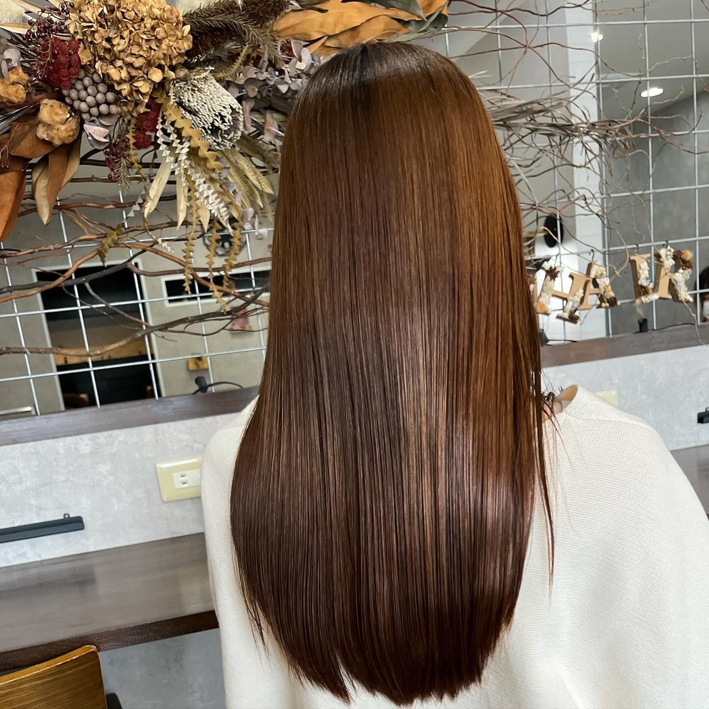 こんにちは VIM hair金城店です今回は髪質改善ENNトリートメントの紹介です♪先日撮影会をさせていただきアフターの写真です自然光が反射するほどの仕上がりに驚きです🫢髪の毛は正しいケアをすると綺麗になります正しい施術を施していくことが重要なんです‍♂️ぜひ一度体験してみてくださいVIM hair金城店那覇市金城5-7-14エクセルビル1階#VIM hair#那覇市美容室#小禄#髪質改善トリートメント