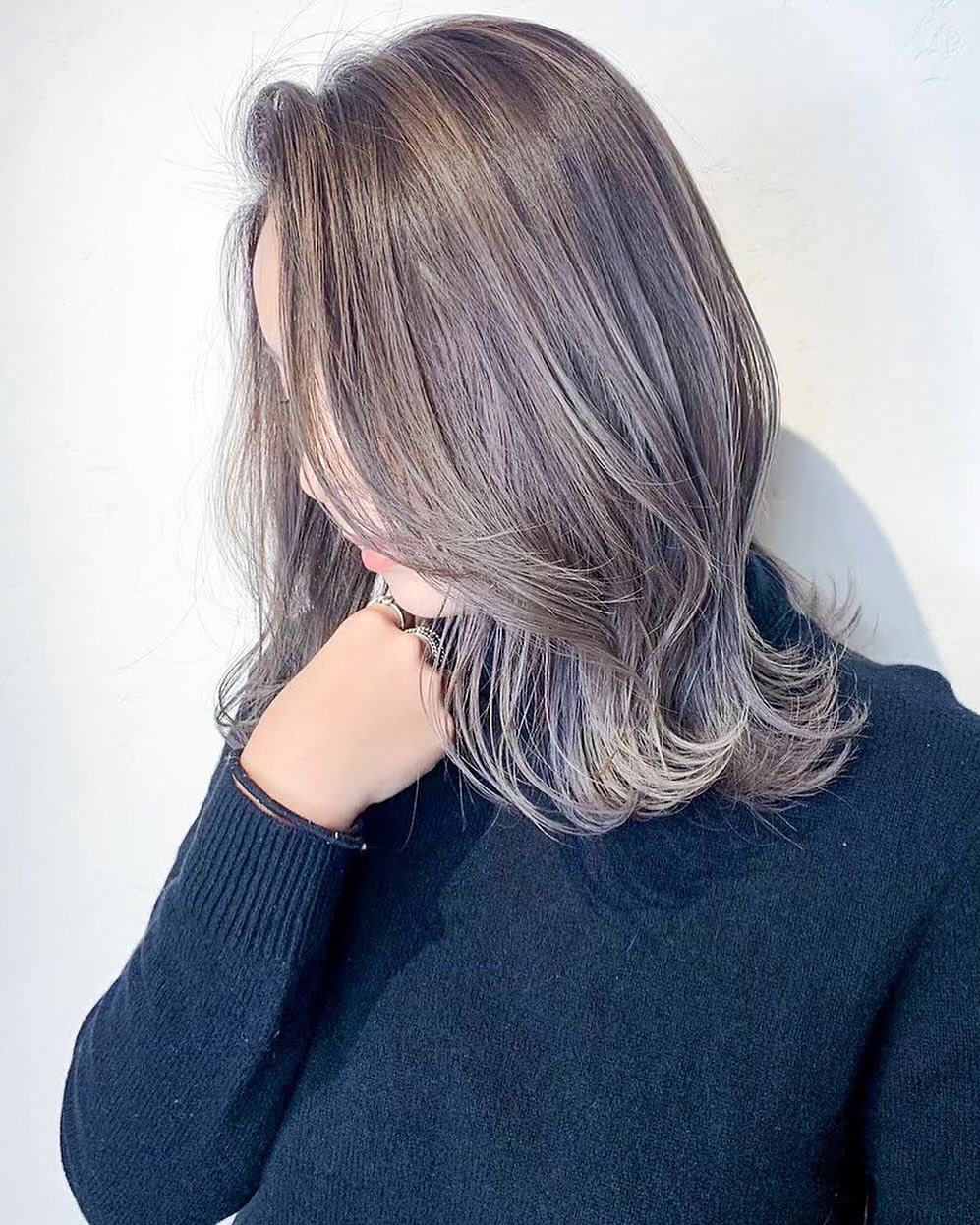 こんにちはVIM hair金城店です♪いよいよクリスマスですねー🥺冬に向けてのハイトーンカラーはいかがでしょうか？一度ブリーチをしてシルバーカラーをすることによって抜群な透明感をだすことが可能です♪ほかと差をつけるヘアカラーをお楽しみくださいVIM hair金城店那覇市金城5-7-14エクセルビル1階#VIM hair#那覇市美容室#髪質改善トリートメント#ダブルカラー#ブリーチカラー