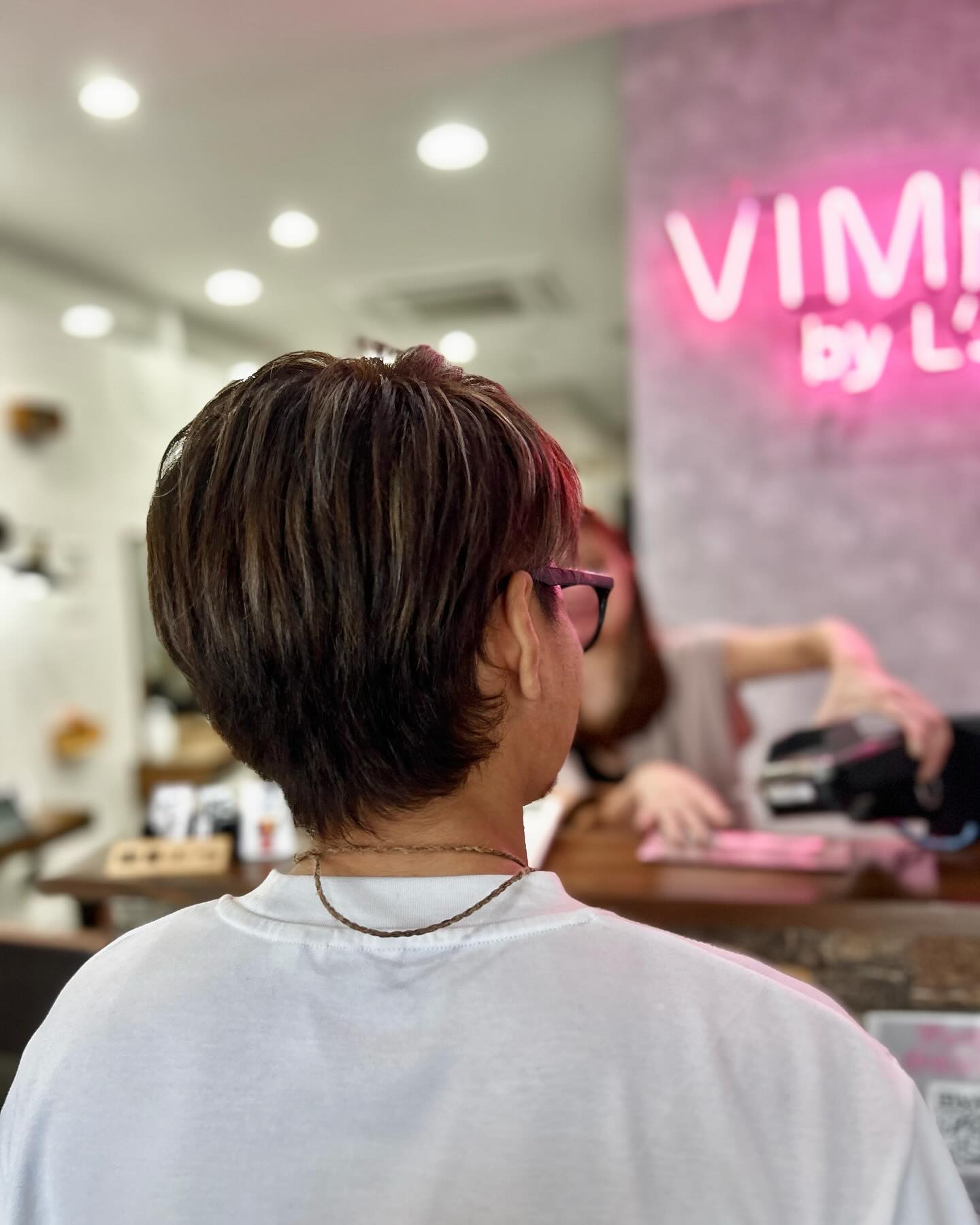 こんにちは️VIMhair金城店です️本日紹介いたしませ当店人気ハイライト今回はmen'sの方のスタイルです髪全体よりも明るめのカラーをポイントで入れることで立体感や動きがでますハイライトの量や太さによりまた違ったスタイルを作ることができますスタイルに悩んでる方、ぜひご相談ください️#VIMhair#VIMhair金城店#小禄美容室