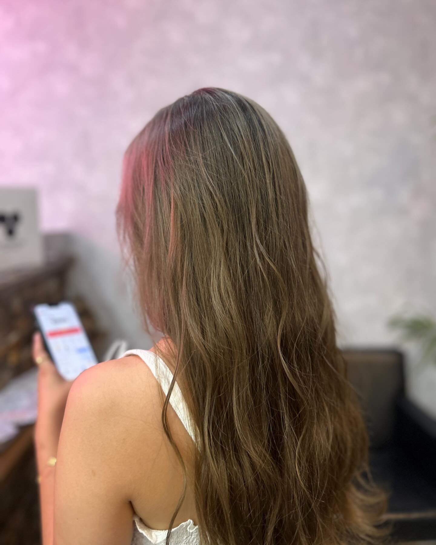こんにちは️VIMhair金城店です️今回紹介するのはシャドールーツですハイトーンカラーを染めた後に根本を暗くして髪の根元を中心に自然な陰影がつくので、カラーリングだけで立体感を出せますカラーリングのあとに根元が伸びてきても色の移り変わりが自然なのでオススメですこの夏にカラーチェンジしてみませんかこのお客様を担当したのはスタイリストTAKAさんです️ご来店の時やお電話でのご相談お待ちしております️#vimhair金城店#小禄美容室