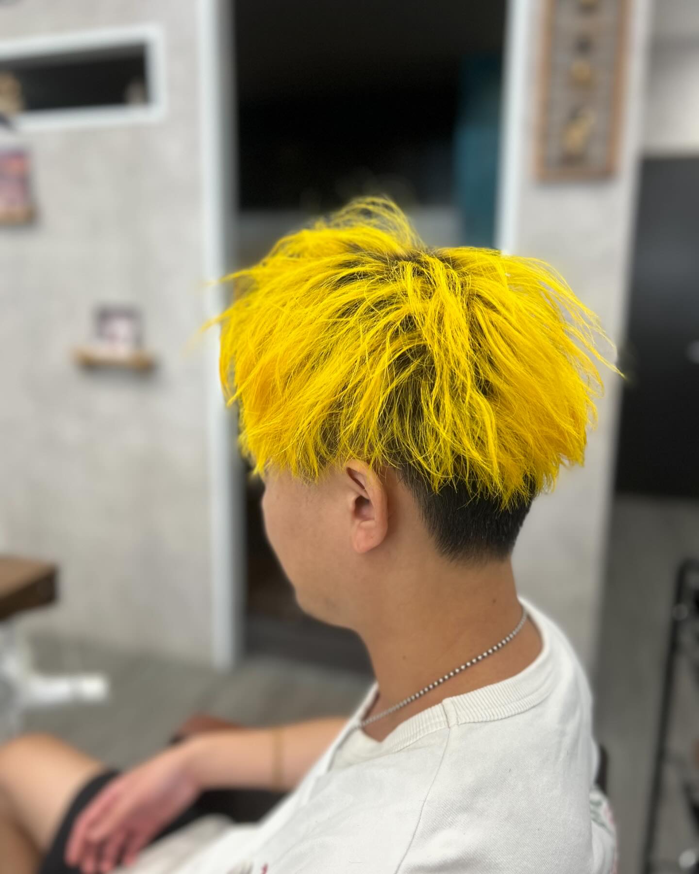 こんにちは！VIMhair金城店です！スタッフTAKAさんのヘアーをブリーチからカラーまでSHIORIさんのアシスタントをしながら施術させていただきました！夏らしいフレッシュなカラーに仕上がりました！夏だから明るくいきたい方、イメチェンしたい方どうでしょうか^_^気軽にご相談ください(￣^￣)ゞお待ちしております！#ブリーチフルカラー