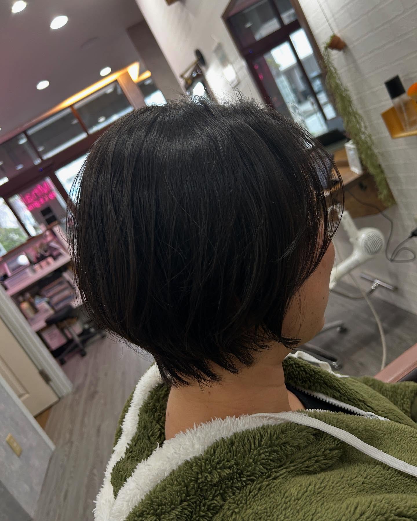 ショートボブTAKAvimhair金城店TEL  098-851-7615〒沖縄県那覇市金城5-7-14エクセルビル1F営業時間　10〜21時　　定休日なしSTAFF@vim.taka@vim_kiyo@na_21_tsu@yumii.59777＃vimhair#沖縄美容室＃美容室＃新規オープン＃那覇容室＃縮毛矯正＃小禄美容室#小禄酸性ストレート#ストレート#シャドールーツ#バレイヤージュ#ブリーチ#カット#ショートカット#メンズカット#カラー#ベージュ＃アッシュ#ハイライト#白髪ぼかし＃美容室#ヘアサロン＃ホワイトカラー#ホワイトベージュ＃メンズヘア#hair#color#breach#hairsalon#ロング＃艶髪トリートメント#レイヤーカット#ショートカット