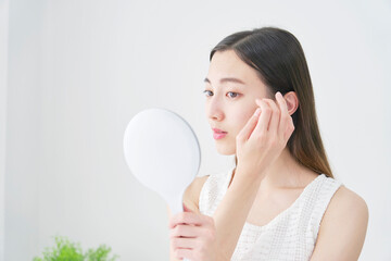 ニキビがあるときのワックス脱毛は可能？専門サロンが丁寧解説｜Riliy eyelash（沖縄県那覇市）