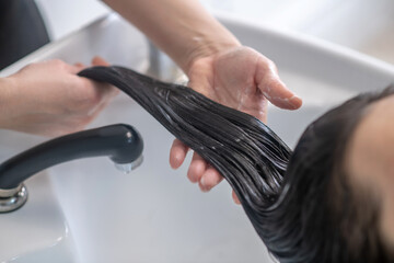 白髪ぼかしハイライトが伸びてきたら？セルフケアのポイントと美容室でのメンテナンス｜VIM hair うるま店