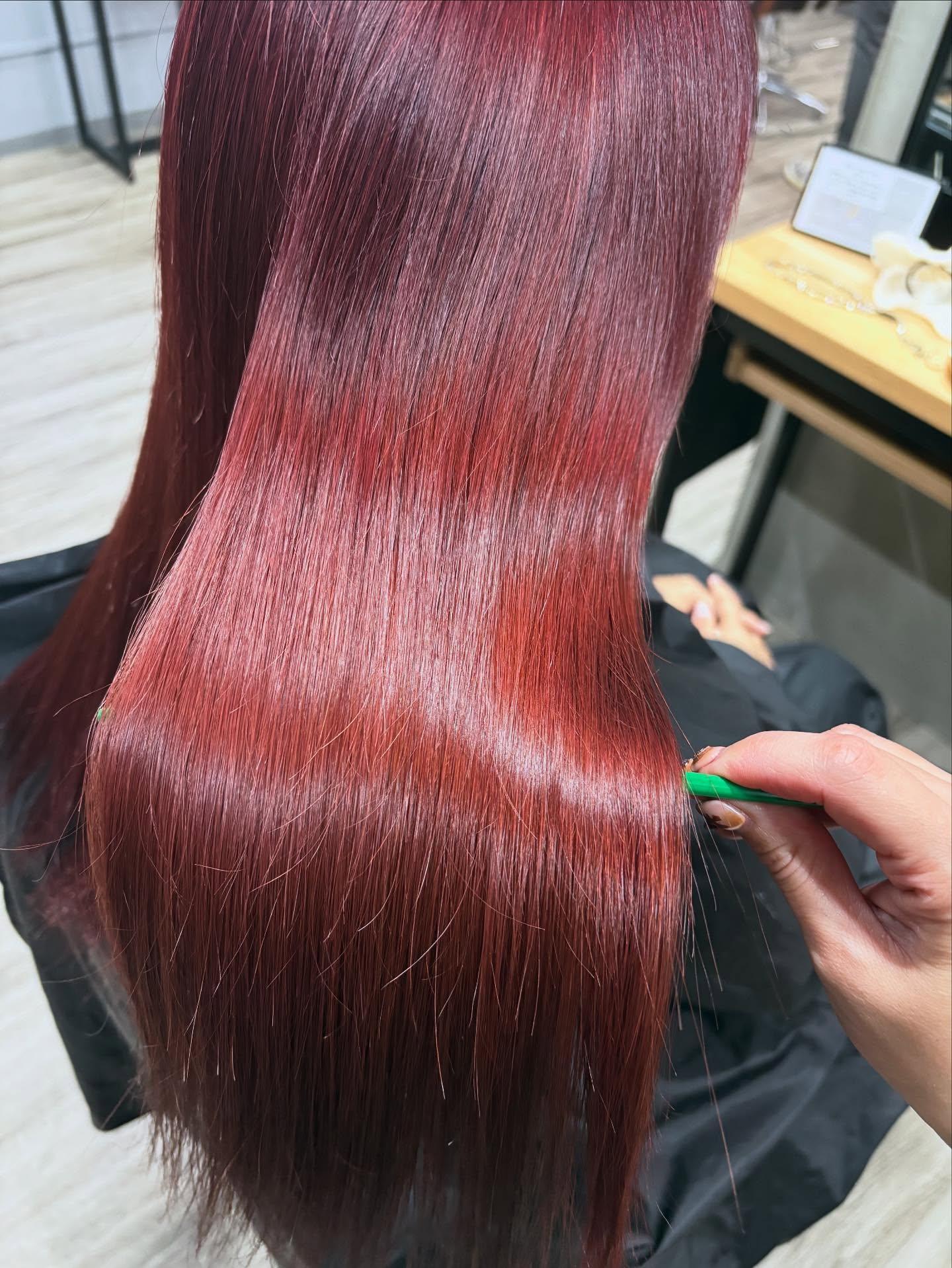 .レッド、ピンク系カラー人気です.バイカルテトリートメントで艶髪もGETカラーと同時施術できますお気軽にご相談下さい.#bykarte #bykarte取り扱いサロン #沖縄美容室#うるま美容室#カラー#ブリーチ#ケアブリーチ#ブリーチなし#縮毛矯正#ストレート#髪質改善#トリートメント#ハイライト#インナーカラー#バレイヤージュ#シャドールーツ#カット#ヘアセット#ヘアアレンジ#白髪染め#白髪ぼかし#フィヨーレ#沖縄移住#沖縄美容師#vimhair