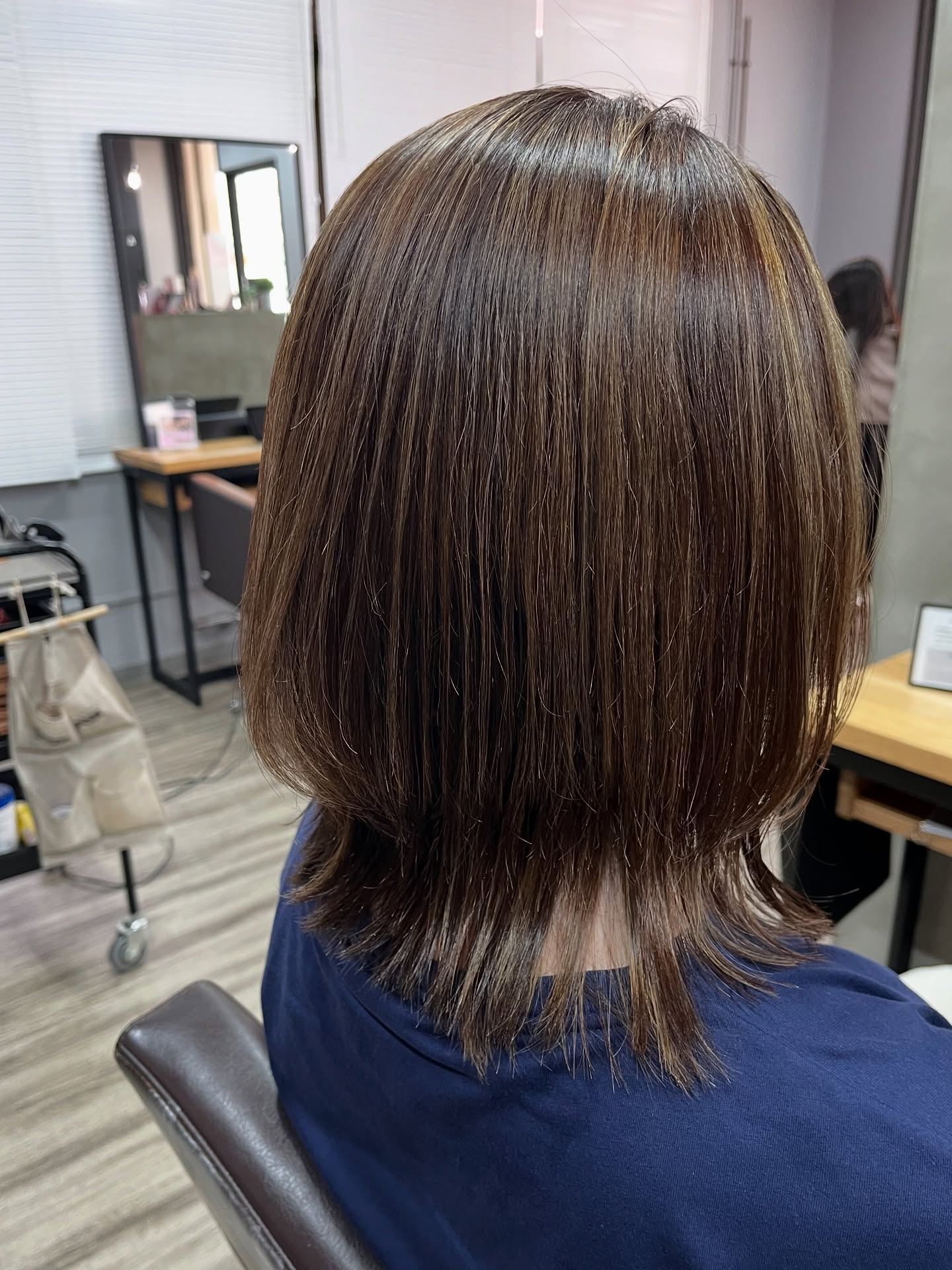 前回、オイル縮毛矯正のお客様‍🦰今回は全体にハイライトを入れましたオイル矯正の柔らかで艶のある質感にハイライトを入れることで立体感が増してさらに可愛いです#うるま市#うるま市美容室#ハイライト#白髪ぼかし#ベージュ#アッシュベージュ #縮毛矯正