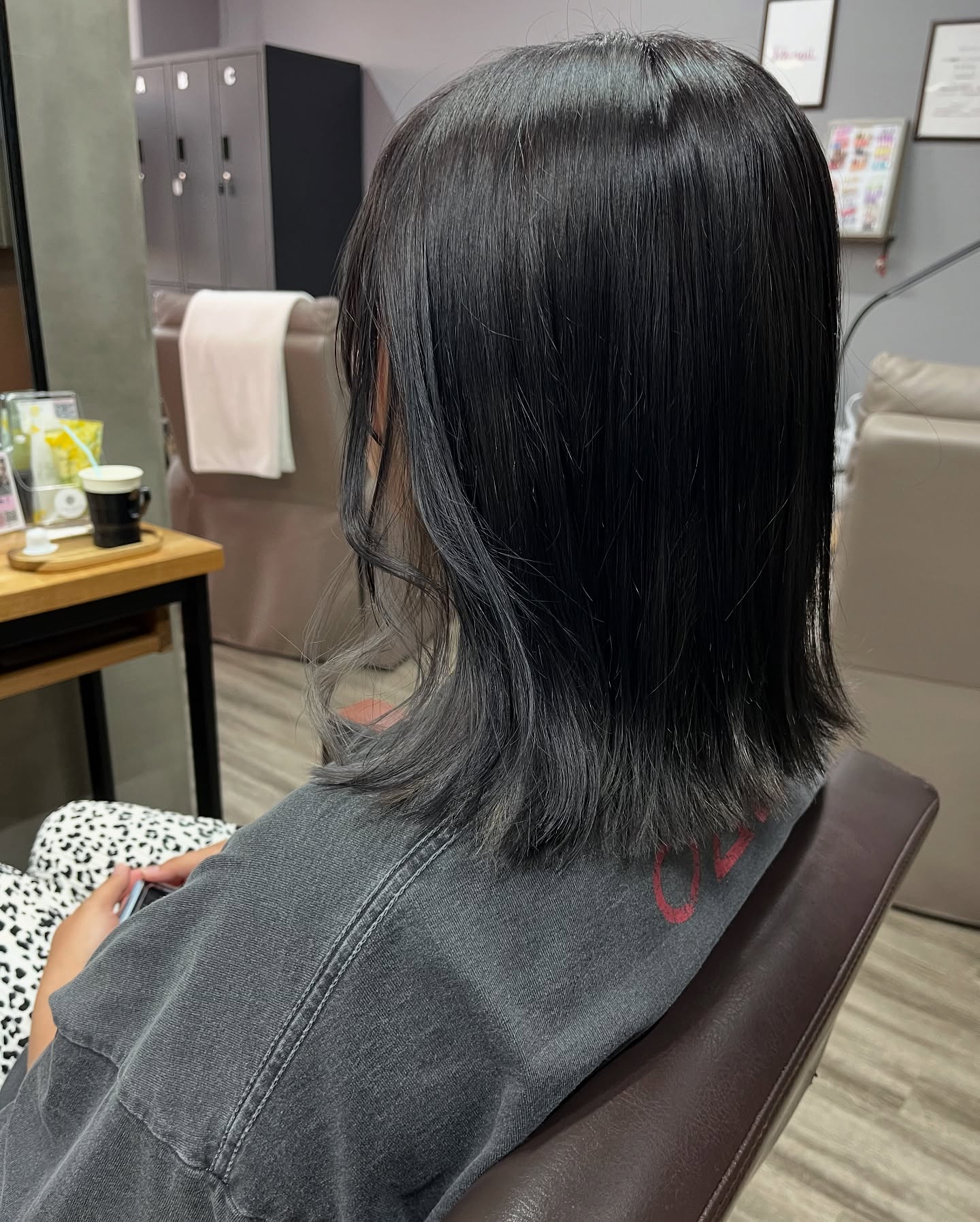 全体ブリーチの履歴から表面はブルーブラックにインナーはシルバー系にカラー表面を暗めにすると、根元が伸びてきてた時に気になりにくいです(^^)#うるま市#うるま市美容室#ハイライト#アンブレラカラー#インナーカラー#シルバー#ホワイトカラー