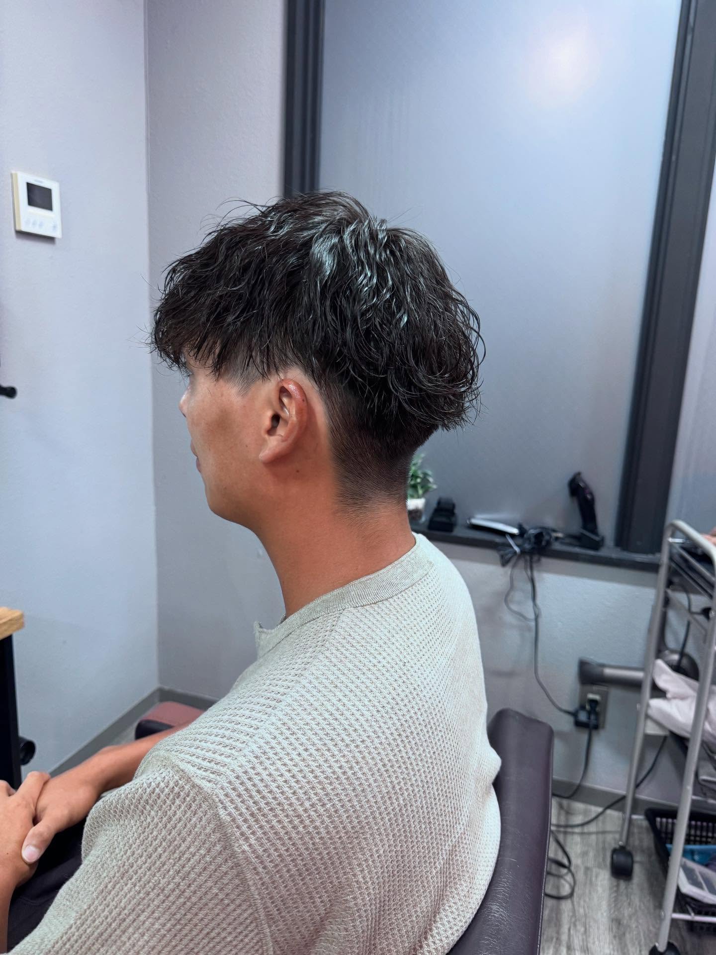 こんにちは！メンズのおすすめスタイルになります🤩マッシュベースに波巻きパーマですっ！セットもし易い、膨らみにくいのが波巻きパーマの良いところです！是非、お任せください#メンズパーマ#メンズカット#夏ヘア#かっこいい髪型 #うるま市#沖縄#おしゃれ#